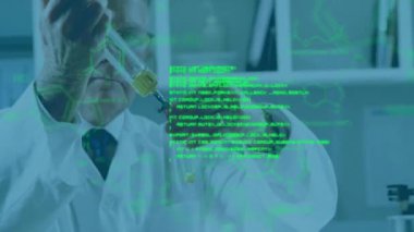 Bilim adamı deney tüpleri üzerinde deney yapıyor, kimyasal formüller üst üste konuyor. Bilim, araştırma, laboratuvar, kimya, yenilik, teknoloji