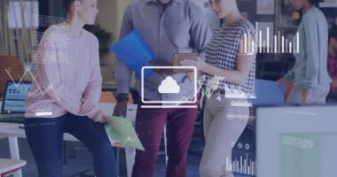 Çeşitli meslektaşların ofiste tablet tartışmaları üzerine iş verileri canlandırma animasyonu. takım çalışması, işbirliği, toplantı, analiz, dijital, teknoloji