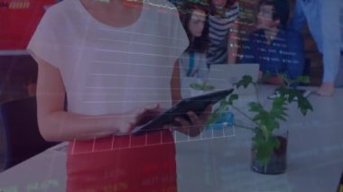 Ofiste çalışan çeşitli iş adamları için borsa veri animasyonu. takım çalışması, işbirliği, finans, teknoloji, çeşitlilik, ticaret