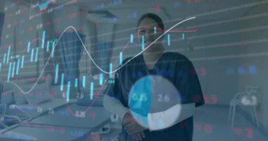 Finansal verileri ve borsa animasyonlarıyla hastanede gülümseyen bir sağlık uzmanı. Finans, teknoloji, analiz, ekonomi, iş