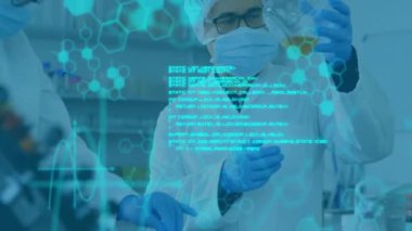 Laboratuvarda moleküler yapılar ve veri işleme animasyonuyla sıvıyı analiz eden bilim adamı. Bilim, araştırma, laboratuvar, analiz, teknoloji, deney