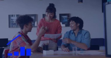 Çeşitli ekiplerin ofiste belgeleri tartışması üzerine iş büyüme çizelgesi. Takım çalışması, çeşitlilik, toplantı, strateji