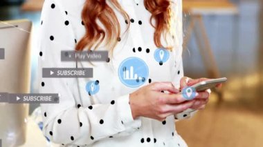 Bildirimler ve sosyal medya akıllı telefon kullanan bir kadın için animasyon. Teknoloji, iletişim, mobil, dijital, internet kavramı