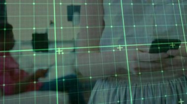 Akıllı telefon, şebeke ve veri noktaları eşleşmesi kullanan kişi. Teknoloji, yenilik, dijital, bağlantı, ağ, fütüristik