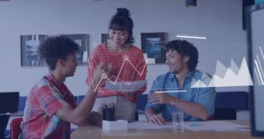 Ofiste işbirliği yapan çeşitli iş adamlarının finansal veri animasyonlarını analiz ediyorum. takım çalışması, işbirliği, veri analizi, finans, strateji, planlama