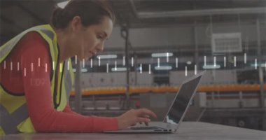 Dizüstü bilgisayarda çalışan, güvenlik yelekli kadın, ölçü cetveli animasyonu bitti. Teknoloji, inşaat, mühendislik, mimari, ölçümler, işyeri