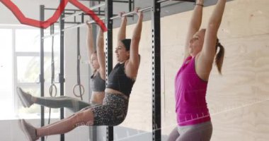 Spor salonunda barfiks çeken kadınların grafikleri. Fitness, egzersiz, egzersiz, güç, eğitim, sağlık
