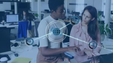 Ofisteki çeşitli iş adamları üzerinde veri işleme animasyonu. Takım çalışması, teknoloji, işbirliği