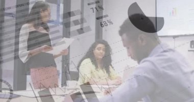 Finansal veriler modern ofisteki iş toplantısı üzerine animasyon çizelgesi hazırlıyor. finans, işbirliği, teknoloji, dijital, takım çalışması, sunum