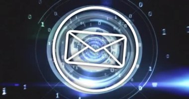 Fütürist arayüz üzerinden e- posta simgesi ve dijital veri işleme animasyonu. Teknoloji, iletişim, ağ, sanal, yazılım, bağlantı