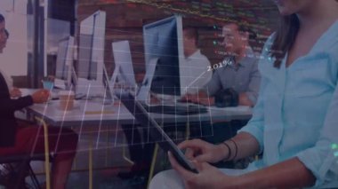 Modern ofiste çalışan iş adamlarının finansal veri animasyonlarını analiz ediyorum. finans, analiz, takım çalışması, işbirliği, teknoloji, şirket