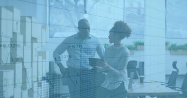 Finansal veriler modern ofiste tartışan iş adamlarının imajını gösteriyor. Finans, tartışma, takım çalışması, şirket, strateji, analiz