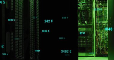 Bilgisayar sunucuları üzerinden dijital veri işleme resmi. Dijital olarak oluşturulmuş küresel bağlantılar, hesaplama ve veri işleme kavramı.