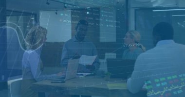 Finansal veriler ve borsa imajı ofiste yapılan iş görüşmelerinde. Maliye, analitik, ticaret, yatırım, grafik, grafikler