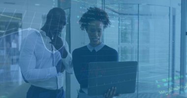 Dizüstü bilgisayardaki finansal verileri, borsa görüntüsü olan iş adamlarını analiz ediyorum. Finans, analitik, yatırım, takım çalışması, işbirliği, büyüme