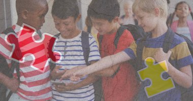 Okulda akıllı telefon kullanan bir grup çocuğa karşı yapboz ve insan kafası ikonu. Otizm ve okul eğitimi kavramı