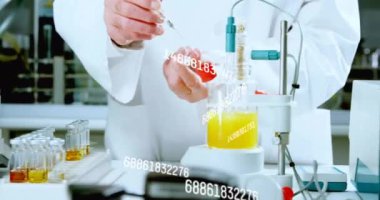 Laboratuvar ekipmanları ve beyaz önlüklü bilim adamı üzerinde bilimsel veri işleme animasyonu. Bilim, araştırma, teknoloji, dijital, deney, analiz