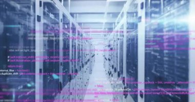 Veri merkezindeki sunucu raflarının üzerinde bilgisayar kodu animasyonu. Teknoloji, siber güvenlik, bulut hesaplama, ağ oluşturma, veritabanı, bilişim