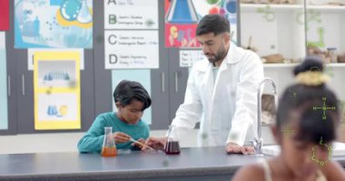 Kimya öğretmeni ve öğrenci orkestra şefi deneyi, sınıf sahnesinde kimyasal formüller. Bilim, eğitim, öğrenme, laboratuvar, araştırma, laboratuar ekipman kavramı