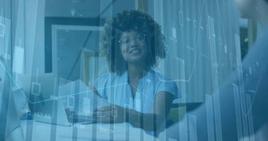 Mali veriler, ofiste belgelerle çalışan bir iş kadınının görüntüsünü gösteriyor. Finans, analiz, istatistik, büyüme, mesleki, kurumsal