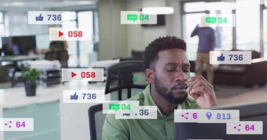 Sosyal medya bildirimleri, modern ofiste çalışan bir adamın görüntüsünü yansıtıyor. business, technology, multitasking, digital, communication, workplace