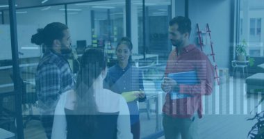 Ofisteki çeşitli iş adamlarıyla ilgili finansal veri işleme resmi. Küresel finans, iş, bağlantılar, hesaplama ve veri işleme kavramı dijital olarak oluşturuldu.