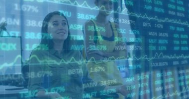 İş adamlarının ofiste tartışması üzerine borsa verileri görüntüsü. Finans, ekonomi, takım çalışması, tartışma, yatırım, analiz