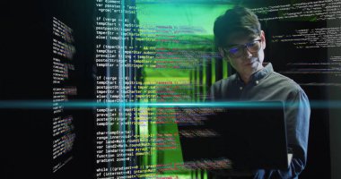 Bilgisayarda çalışıyor, sunucu odasında yeşil ışıkta kodlama görüntüsü olan bir adam var. Teknoloji, programlama, siber güvenlik, veri, altyapı, ağ