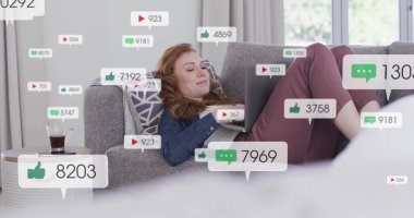 Kanepede dinlenen, sosyal medya bildirimleri ve nişan ölçüleriyle çevrili bir kadın. teknoloji, rahatlama, dijital, bağlantı, yaşam tarzı, internet