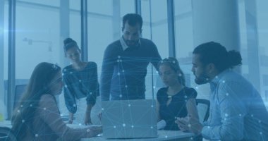 Ofisteki iş görüşmesi sırasında bağlantı ağı ve veri işleme görüntüsü. Ağ, takım, işbirliği, iletişim, teknoloji, şirket