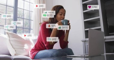 Kahve içen, sosyal medya bildirimleri ve nişan ölçüleri görüntüleriyle çevrili bir kadın. Kafein, teknoloji, dijital, çoklu görev, iletişim, sabah