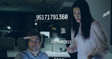 Ofisteki çeşitli iş adamlarının üzerinde işlem yapan rakamların resmi. Küresel finans, iş, bağlantılar, hesaplama ve veri işleme kavramı dijital olarak oluşturuldu.