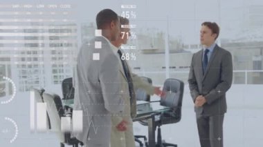 İş adamları finansal veri işleme animasyonuyla el sıkışıyorlar. tokalaşma, anlaşma, ortaklık, finans, işbirliği, takım çalışması