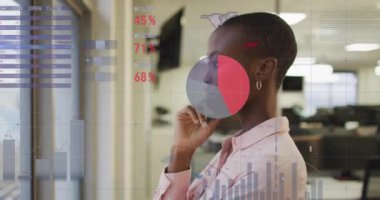 İş kadını veri tabloları ve grafikleri analiz ediyor, finansal veri işleme animasyonu yapıyor. analitik, finans, ofis, teknoloji, şirket, strateji