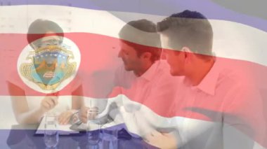 İş toplantısı sırasında Kosta Rika bayrağını canlandırmak, üç kişinin belgeleri tartışması. takım çalışması, tartışma, şirket, işbirliği