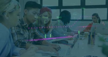 Finansal veriler ve çeşitli öğrencilerin dizüstü bilgisayarlarla okuması üzerine borsa animasyonu. Maliye, eğitim, çeşitlilik, teknoloji, veri analizi, mali analiz