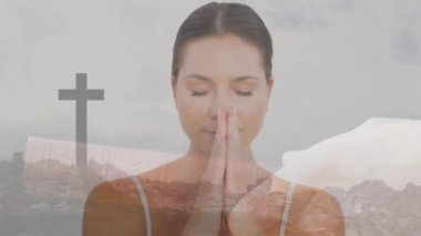 Huzurlu manzaranın üzerinde haç ve İncil animasyonu olan dua eden bir kadın. İnanç, maneviyat, din, dua, ibadet, huzur