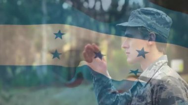 Honduras bayrak animasyonunu selamlayan asker saygı ve vatanseverlik gösteriyor. Ordu, selam, onur, ulusal gurur, savunma, haraç