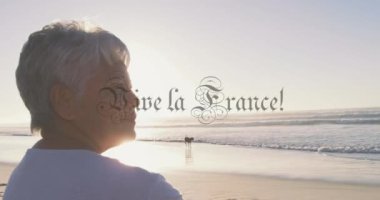 Yaşasın Fransa 'yla sahilde duran kişi! Okyanus manzarası üzerinde metin animasyonu. Seyahat, manzara, tatil, kutlama, tipografi, açık hava