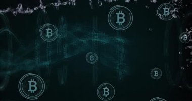 Yüzen parçacıklarla dijital arkaplanda Bitcoin sembolleri ve engelleme ağı animasyonu. Kripto para birimi, fintech, dijital para birimi, teknoloji, finans, sanal