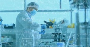 Laboratuvar sahnesinde mikroskoplarla, matematiksel denklemlerle çalışan bilim adamları. Bilim, araştırma, teknoloji, keşif, yenilik, veri kavramı