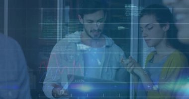 Mali veriler ve kodlama animasyonları ofiste tartışan iş adamları üzerine. finans, ekip, işbirliği, teknoloji, analiz, strateji kavramı