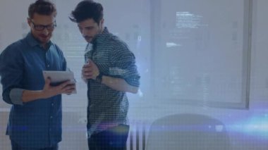 Tabletteki verileri analiz ediyorum. Üzerlerinde dijital kod animasyonu olan iki adam. Teknoloji, takım çalışması, işbirliği, iş dünyası, veri analizi, kodlama