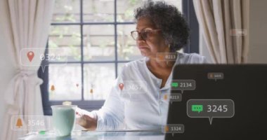 Pencere kenarında kahve içen yaşlı bir kadın hakkında sosyal medya bilgilendirmeleri. Teknoloji, iletişim, dijital, akıllı telefon, internet, yaşam tarzı