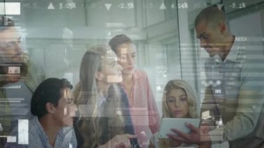 Tabletle işbirliği yapan çeşitli takımlar üzerinde iş veri işleme animasyonu. Takım çalışması, işbirliği, teknoloji, analitik, dijital, takım çalışması kavramı