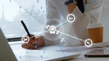 Bilgisayarda daktilo etmek, kahve fincanı olan kişi, olay yerindeki ağ bağlantıları. Teknoloji, çalışma alanı, bağlantı, uzaktan çalışma, iletişim, ağ