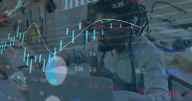 Ofiste dizüstü bilgisayarda çalışan adamın finansal veri animasyonunu analiz ediyorum. İş, finans, analiz, dijital, şirket, teknoloji