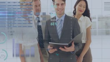 Ofisteki çeşitli iş adamları üzerinde iş verileri canlandırma animasyonu. Çeşitlilik, takım çalışması, işbirliği, analitik, grafik, grafik konsepti