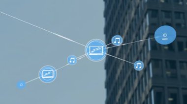 Müzik ve medya simgeleri çizgilerle, şehir manzarası üzerinden ağ animasyonlarıyla birbirine bağlanıyor. Teknoloji, ağ, iletişim, bağlantı, dijital, internet