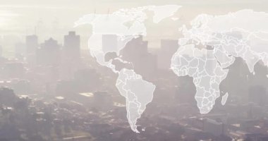 Yüksek binalar ve puslu gökyüzü ile şehir manzarası üzerinde dünya haritası animasyonu. Skyline, urban, global, technology, metropolis, modernizasyon